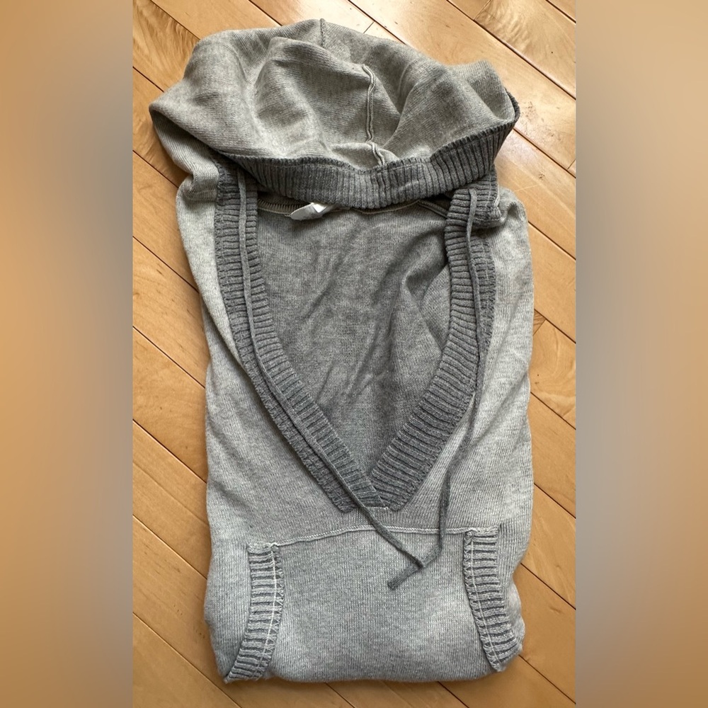 Mystree gray v-neck sweater with ribbed detailing and hoodie